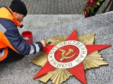 В Истре ко Дню Победы облагородили памятники Великой Отечественной войны и посадили цветы новости Истра 