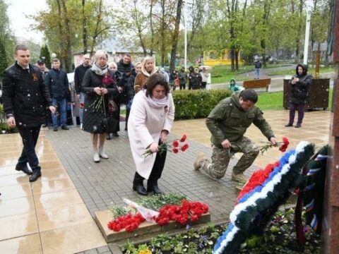 Жители Истры возложили цветы к памятникам Великой Отечественной войны новости Истра 